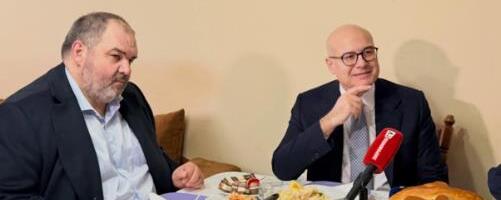 "BADNJI DAN I BOŽIĆ NAS PODSEĆAJU NA TO KOLIKO JE VAŽNA PORODICA" Vučević istakao značaj porodice, vere i sloge tokom posete šestočlanoj porodici u Kruščiću