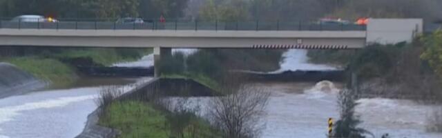 Срушио се вијадукт након пуцања насипа на реци Мондего у Португалу