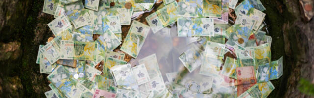 Средњи курс динара за евро у уторак 117,4222 динара