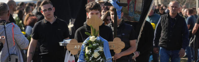 UDOVICA DRAGANA LAZIĆA JEDVA STOJI KRAJ KOVČEGA: Sve vreme je pridržavaju, ne može da obuzda suze