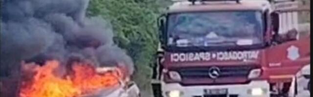 Zapalio se automobil na starom putu Niš-Leskovac (video)