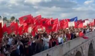 HILJADE ALBANACA MARŠIRALO CENTROM SKOPLJA! Masa njih stigla sa Kosova, mahali zastavama i uzvikivali: "UČK", traže VEĆA PRAVA u Severnoj Makedoniji (VIDEO)