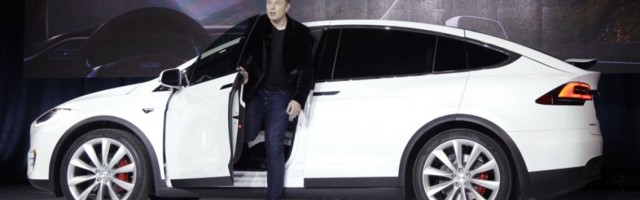 Tesla će morati da povuče više od 12 hiljada vozila zbog lajsni