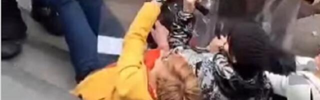 Poslanice pokušale da oduzmu štit i skinu šlem policijacu (VIDEO)
