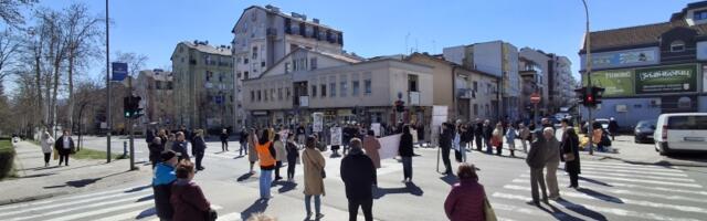 Kragujevčani i danas na 16 minuta blokirali raskrsnicu kod "Uzora" (FOTO)