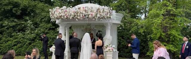 TEA TAIROVIĆ SA MUŽEM ZAPLESALA PRVI PLES, A ONDA JE PEVAČICIN SVEKAR SVE PREKINUO I ZAUSTAVIO! Hitno je morao da se obrati gostima: "Zamolio bih vas da..."