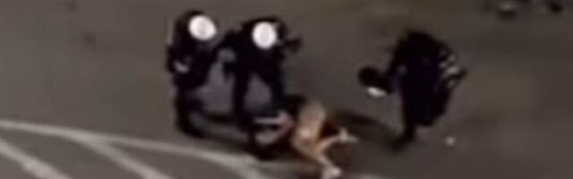 Policajac pita pretučenog mladića na asfaltu da li je opozicionar, pa ga ŠUTIRA (VIDEO)