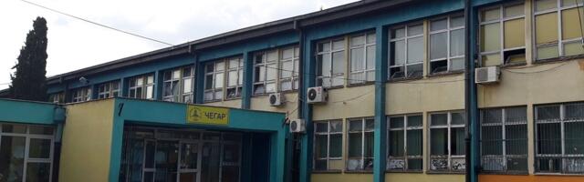 Čopor pasa u dvorištu niške škole „Čegar“, roditelji zabrinuti jer napadaju decu zbog užine