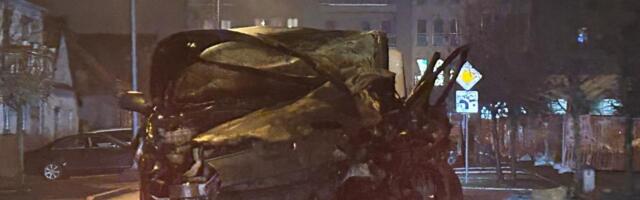 PRVE SLIKE SA MESTA NESREĆE KOD NOVOG SADA! Automobili ZGUŽVANI, vatrogasci SEKLI vozila da dođu do povređenih: Jedna osoba poginula, 7 povređeno (FOTO, VIDEO)