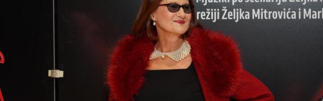 Danica Ristovski otputovala u najboljem društvu: Glumica uživa za sve pare, vozi se kočijama i ne skida osmeh s lica