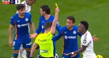 VINISIJUS PONOVO DIVLJAO NA TERENU! Vukao protivnika po travi, pa hteo da se bije nakon meča! (VIDEO)