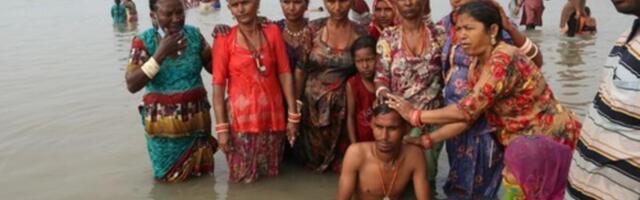 ZASTRAŠUJUĆI OBRED! Ne sahranjuju POKOJNIKE, već rade ove rituale: Ulivaju im vodu u usta, a onda...