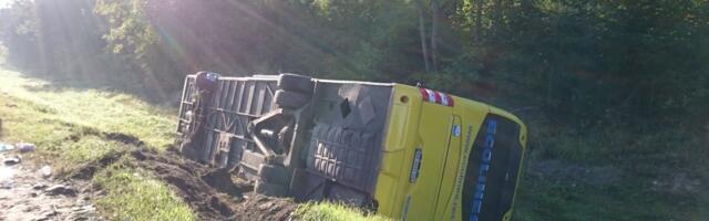 TRAGEDIJA KOD MRKONJIĆ GRADA! Vozač autobusa poginulo, povređeno 10 ljudi!