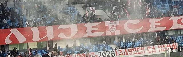 TOTALNI HAOS NA LAGATORU NE PRESTAJE: Policija bacila suzavac na Delije - navijači preskočili ogradu i ušli na teren