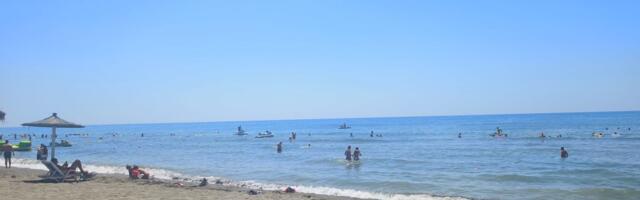Šok na čuvenoj CG plaži: Turisti došli da se okupaju prvi put ove godine, ali bagerista je imao DRUGE PLANOVE