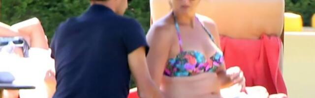 IMA MILIONE, A LETUJE KAO PARADAJZ TURISTA: Umesto jahte, vozi pedalinu, a kažu da je bogatiji od Novaka Đokovića