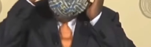 Predsednik Južnoafričke Republike ne ume da stavi masku (VIDEO)
