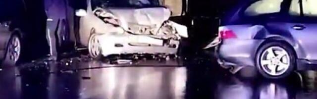 MERCEDES NAPRAVIO KARAMBOL U IVANJICI! Vozač izvalio banderu, udario u auto pa se konačno zaustavio - Pukom srećom niko nije nastradao (VIDEO)