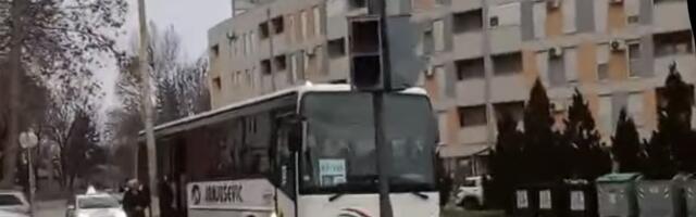 Ženu poprskali biber sprejem dok je snimala simpatizere SNS-a koji odlaze na miting (VIDEO)