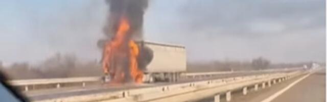 Izgoreo kamion na auto-putu: Širi se veliki dim (VIDEO)