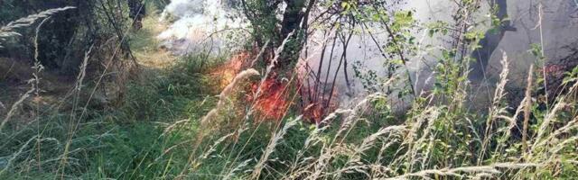 Požari u atarima četiri sela, vatra zahvatila i poljoprivredne površine, u pomoć pristižu i meštani