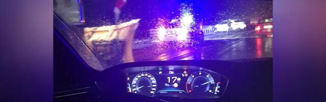 SAOBRAĆAJKA NA MORAVSKOM KORIDORU ZBOG SNEŽNIH NANOSA: Mercedes se zakucao u bankinu, pogledajte prizore s mesta nesreće (FOTO)