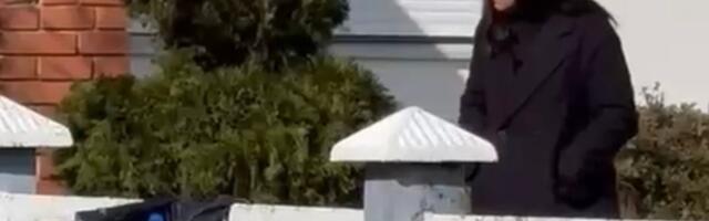 Branka ne prestaje da plače, stoji ispred porodične kuće: Danas sahranjuje sina, sinoć reagovala Hitna pomoć