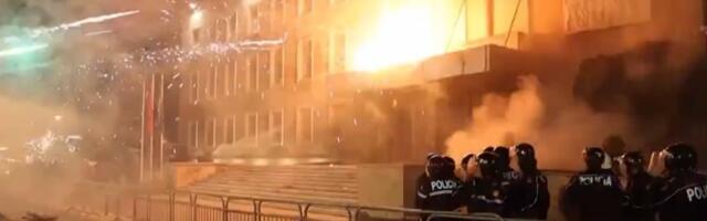 ESKALIRALI PROTESTI U TIRANI! Bačeni molotovljevi kokteli na kancelariju premijera Rame, policija VODENIM TOPOVIMA rasterivala demonstrante (VIDEO)