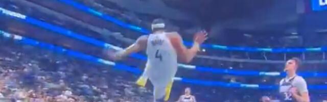Ukrao loptu i krenuo da zakuca, a onda smo videli jednu od najjezivijih povreda u NBA