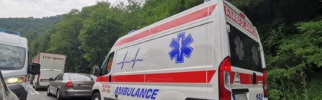 Teška nesreća kod Odžaka: Jedna osoba poginula, vozaču iznenada pozlilo pa skrenuo u suprotan smer