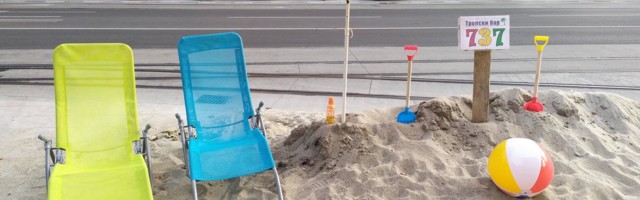 Radovi u Dušanovoj ušli u treću godinu, građani od hrpe peska napravili plažu