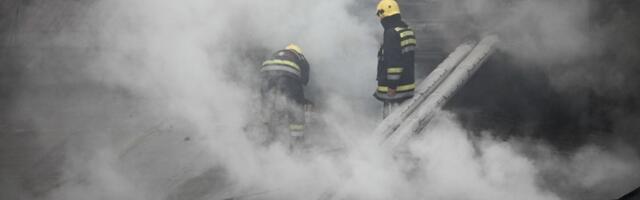 Požar na okretnici trolejbusa: Gori manji objekat