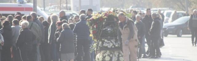 POZLILO DEDI STRADALIH DEVOJČICA! Scene u Kovilju kidaju najtvrđa srca: DOKTORI HITNO UŠLI U KAPELU!