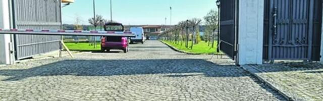 Zavirite na RASKOŠNO IMANJE Novaka Đokovića u srcu Vojvodine: Okruženo zelenilom, u centru VILA OD 1.200 KVADRATA, a da TEK VIDITE ŠTA POSEDUJE BAZEN! (FOTO)