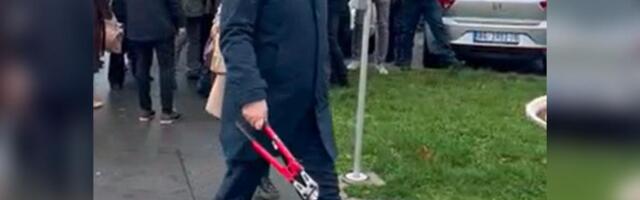 "SPREMAN DA UBIJA" Jeziva fotografija poslanika opozicije: Janjić snimljen naoružan ispred Skupštine