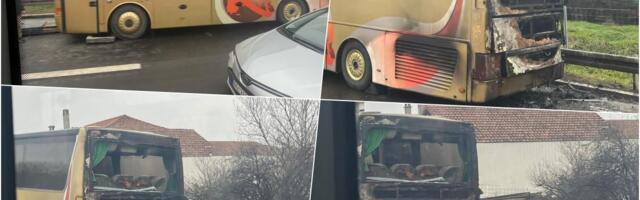 ZAPALIO SE AUTOBUS KOD LASTE! Osam vatrogasaca gasilo požar, na svu sreću nema povređenih! (foto)