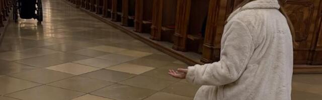 Manekenka bila u kandžama droge i prostitucije a onda se okrenula veri: Na kolenima se moli u crkvi i ima novi život