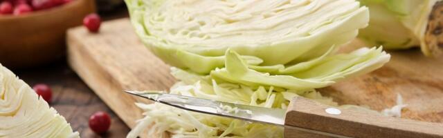 Kako se pravi hrskava kupus salata kao iz restorana? Ovu grešku svi pravimo, a baš to uništava ukus