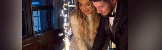 Idilična slika iz doma pevačkog para: Slave Mladence uz tortu i vatromet, ona u beloj haljini on u odelu