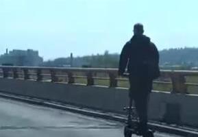 "IMA RAZNIH BUDALA U OVOM GRADU, ALI OVO JE SIGURNO NAJVEĆA" Jeziv snimak iz Beograda kruži mrežama, mladić vozi električni trotinet NA GAZELI! (VIDEO)