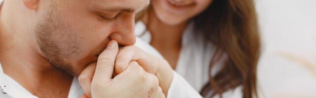 Пољубац у руку без пристанка сексуални напад