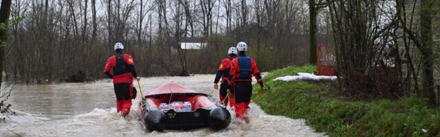 Ignorisali upozorenja, pa ih bujica odnela, na krovu kombija čekali spas: Drama kod Petrova u rano jutro
