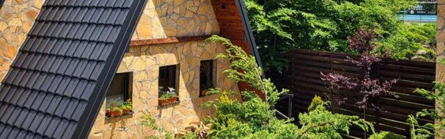 SADE KROMPIR, ŽIVE BEZ STRUJE I INTERNETA, ČUVAJU KOKOŠKE! Pola estrada pobeglo iz grada u divljinu, a on ne silazi sa planine i ne dolazi u Beograd (FOTO)