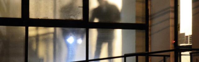 UŽAS NA JUGU SRBIJE: Komšije prijavile SMRAD iz stana - policija pronašla telo muškarca u poodmakloj FAZI RASPADANJA