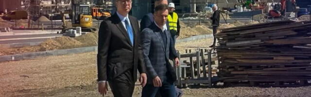 "ZA NAS JE POLITIKA RAD, BORBA I PROGRAM ZA BUDUĆNOST" Predsednik Vučić poslao snažnu poruku: Ideje i programi, a ne noževi i suzavci kao blokaderima (FOTO)