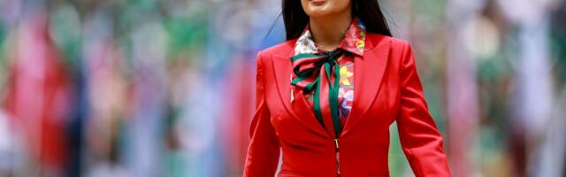 Jednim stajlingom zasenila fudbalere: Salma Hajek postala glavna zvezda Mundijala 2026