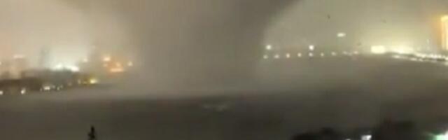 (VIDEO) Tornado u Kini usisao muškarca sa 12. sprata, poplave oslobodile više od 800 zmija