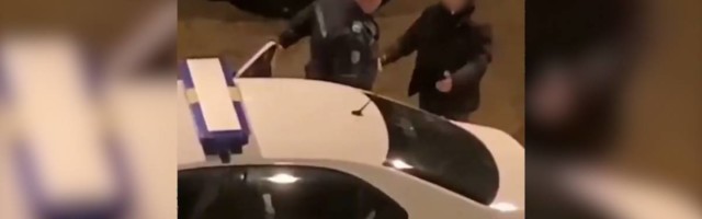 Mrežama kruži snimak na kom policajac krvnički udara šamar klincu