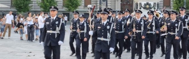 U ČAST PREDAKA! Maestralno izvođenje policijskog orkestra tradicionalnih srpskih pesama! /VIDEO/