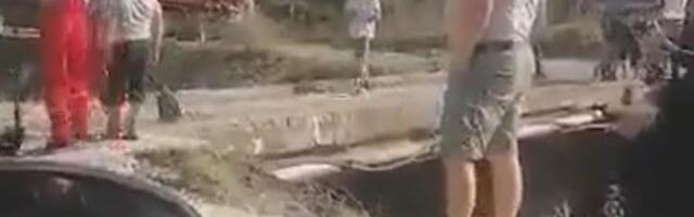 Višak asfalta bacali direktno u rijeku: Snimak iz Novog Pazara zgrozio sve (Video)